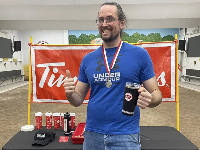 Participant au tournoi de pétanque